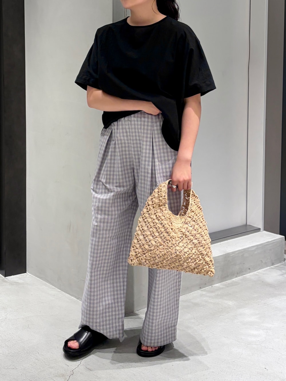 ブラック系のシャツ/ブラウス、グレー系のその他パンツ、ベージュ系のハンドバッグを着用したレディースの夏コーディネートの5枚目の写真