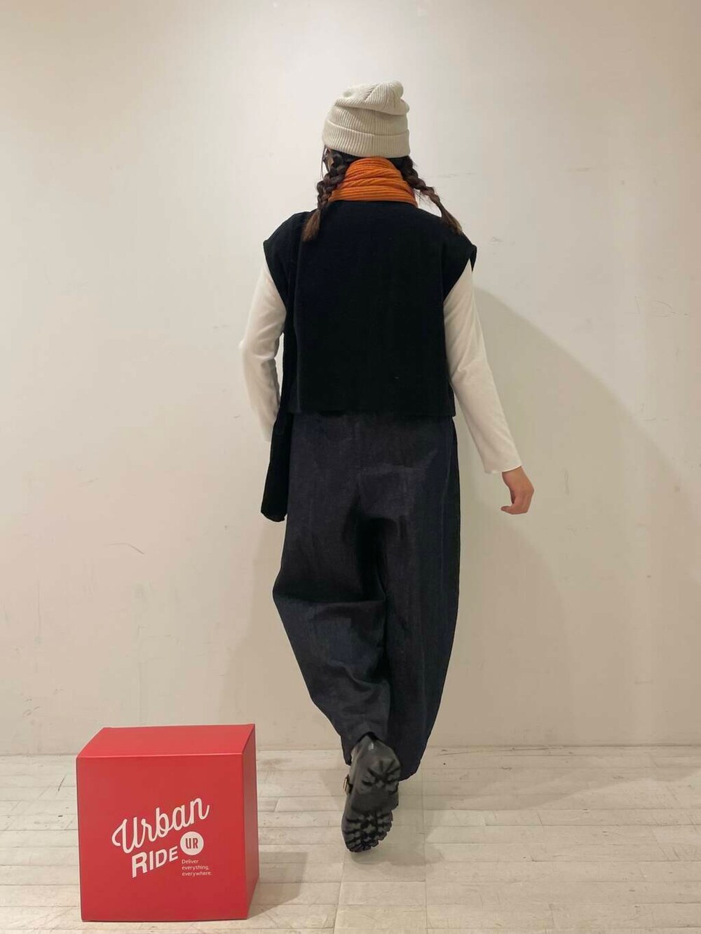 ブルー系のデニムパンツ、ホワイト系のTシャツ/カットソー、ブラック系のその他シューズを着用したレディースの冬コーディネートの4枚目の写真