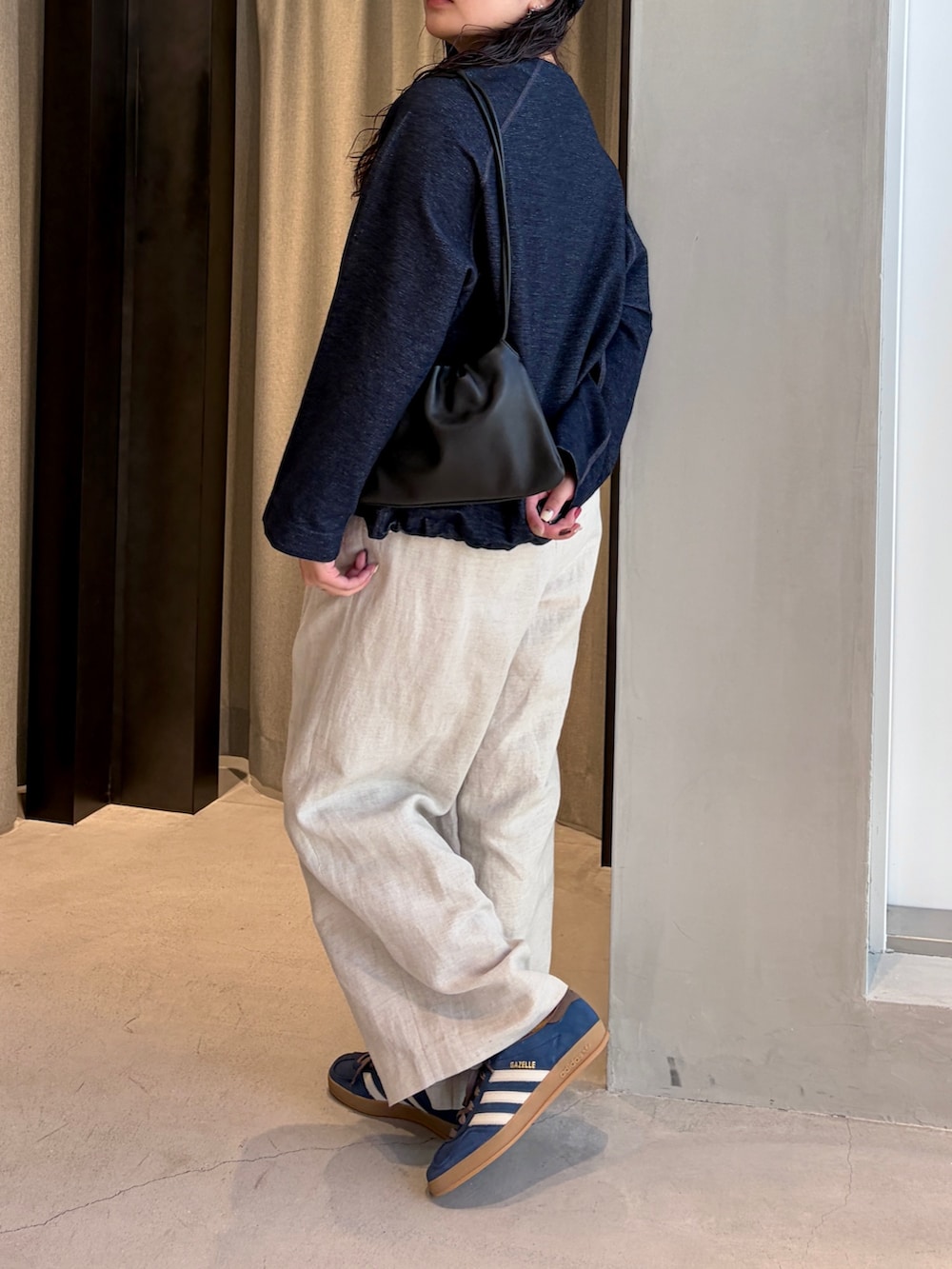 ブルー系のTシャツ/カットソー、ベージュ系のその他パンツ、ブルー系のスニーカーを着用したレディースの秋コーディネートの3枚目の写真
