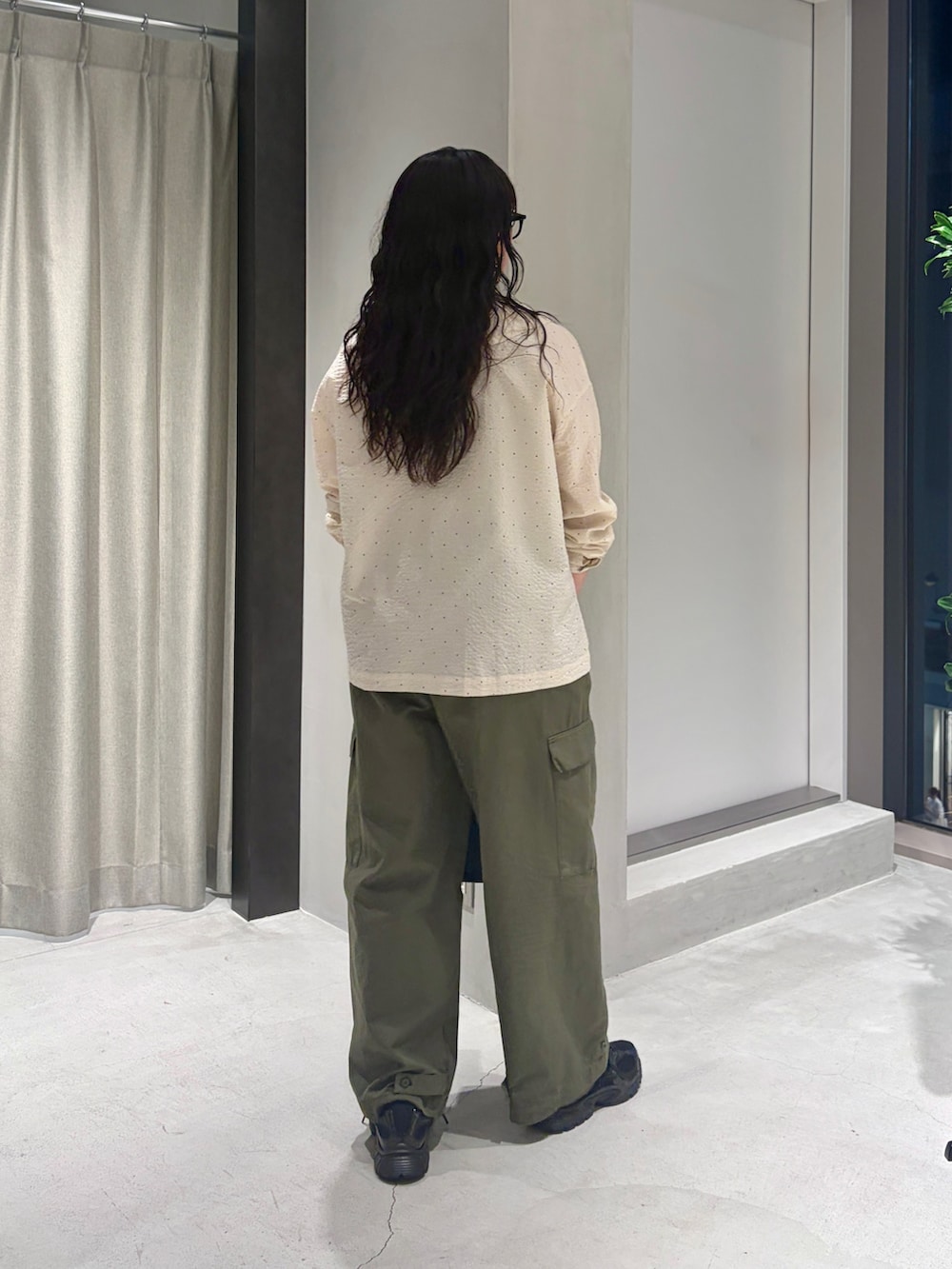 ホワイト系のシャツ/ブラウス、グリーン系のその他パンツ、ブラック系のハンドバッグを着用したレディースの秋コーディネートの4枚目の写真