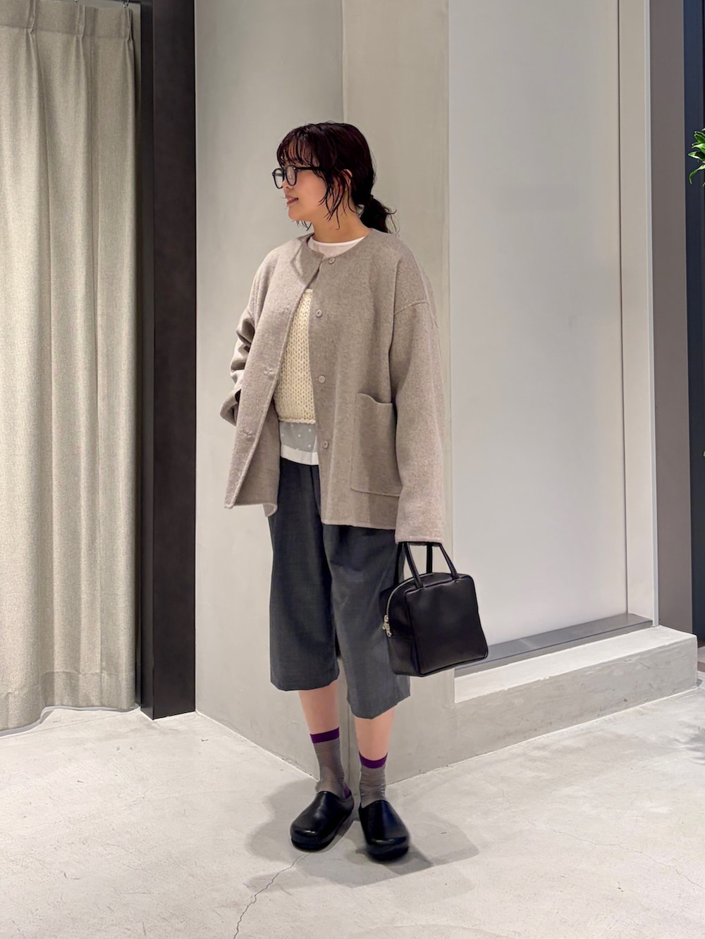 ホワイト系のベスト、ホワイト系のシャツ/ブラウス、グレー系のその他パンツを着用したレディースの秋コーディネートの2枚目の写真