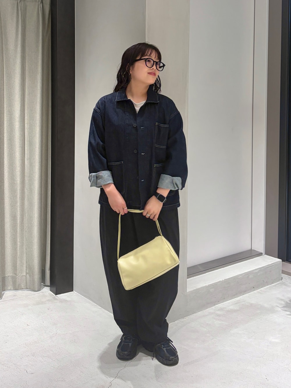 ホワイト系のTシャツ/カットソー、ブルー系のカバーオール、イエロー系のハンドバッグを着用したレディースの秋コーディネートの2枚目の写真