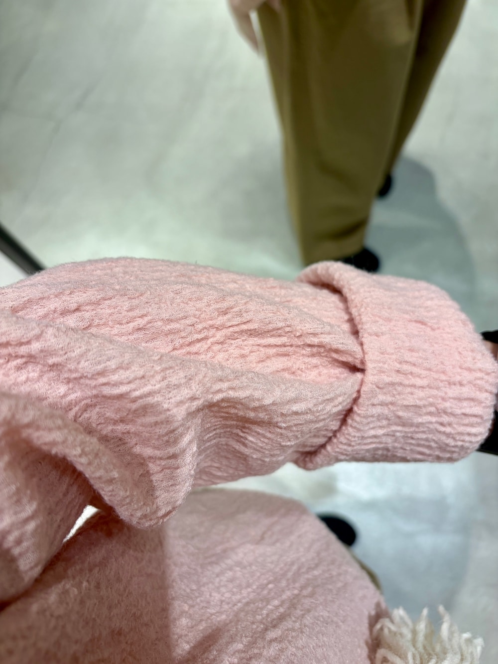 ベージュ系のその他パンツ、ブラック系のハンドバッグ、ブラック系のその他シューズを着用したレディースの秋コーディネートの6枚目の写真
