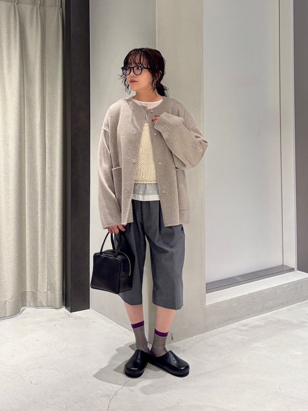 ホワイト系のベスト、ホワイト系のシャツ/ブラウス、グレー系のその他パンツを着用したレディースの秋コーディネートの8枚目の写真