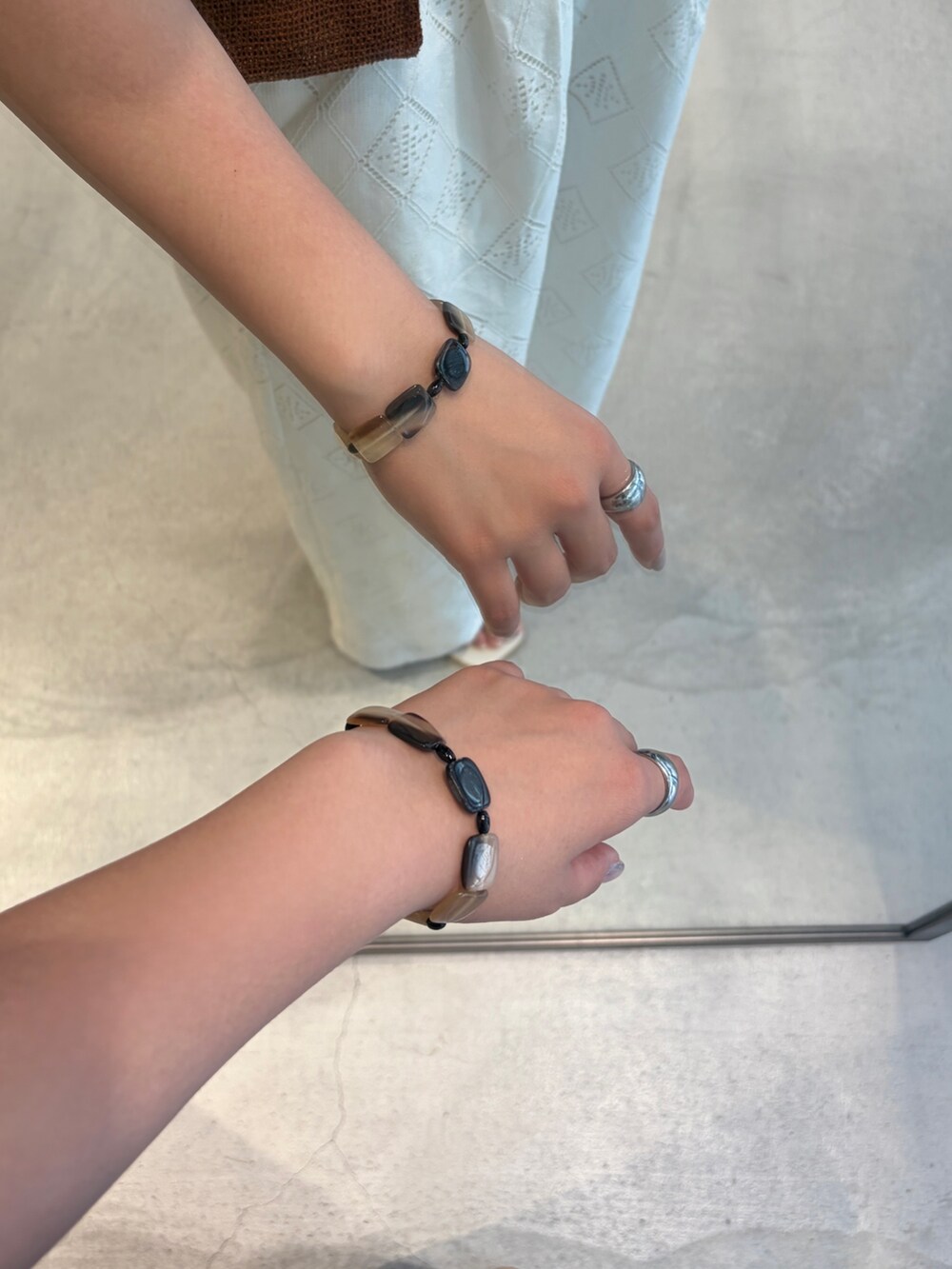 ブラウン系のシャツ/ブラウス、ホワイト系のタンクトップ、ホワイト系のその他パンツを着用したレディースの夏コーディネートの5枚目の写真