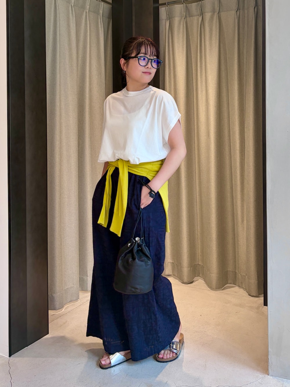 ホワイト系のTシャツ/カットソー、ブルー系のその他パンツ、イエロー系のカーディガン/ボレロを着用したレディースの夏コーディネートの2枚目の写真