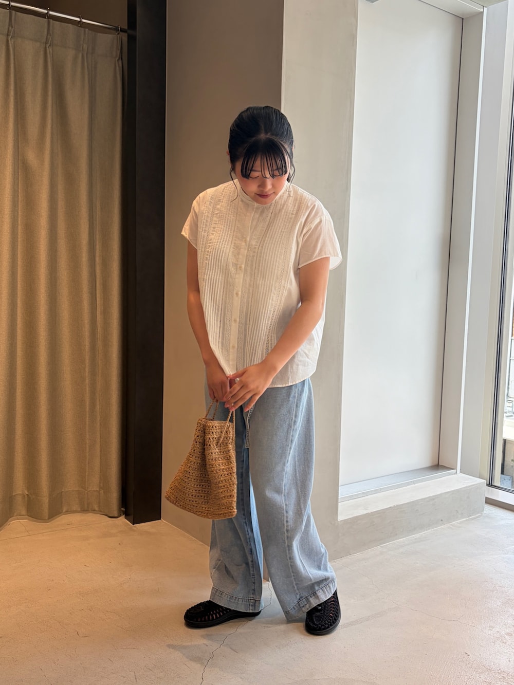 ホワイト系のシャツ/ブラウス、ブルー系のデニムパンツ、ブラック系のサンダルを着用したレディースの夏コーディネートの2枚目の写真