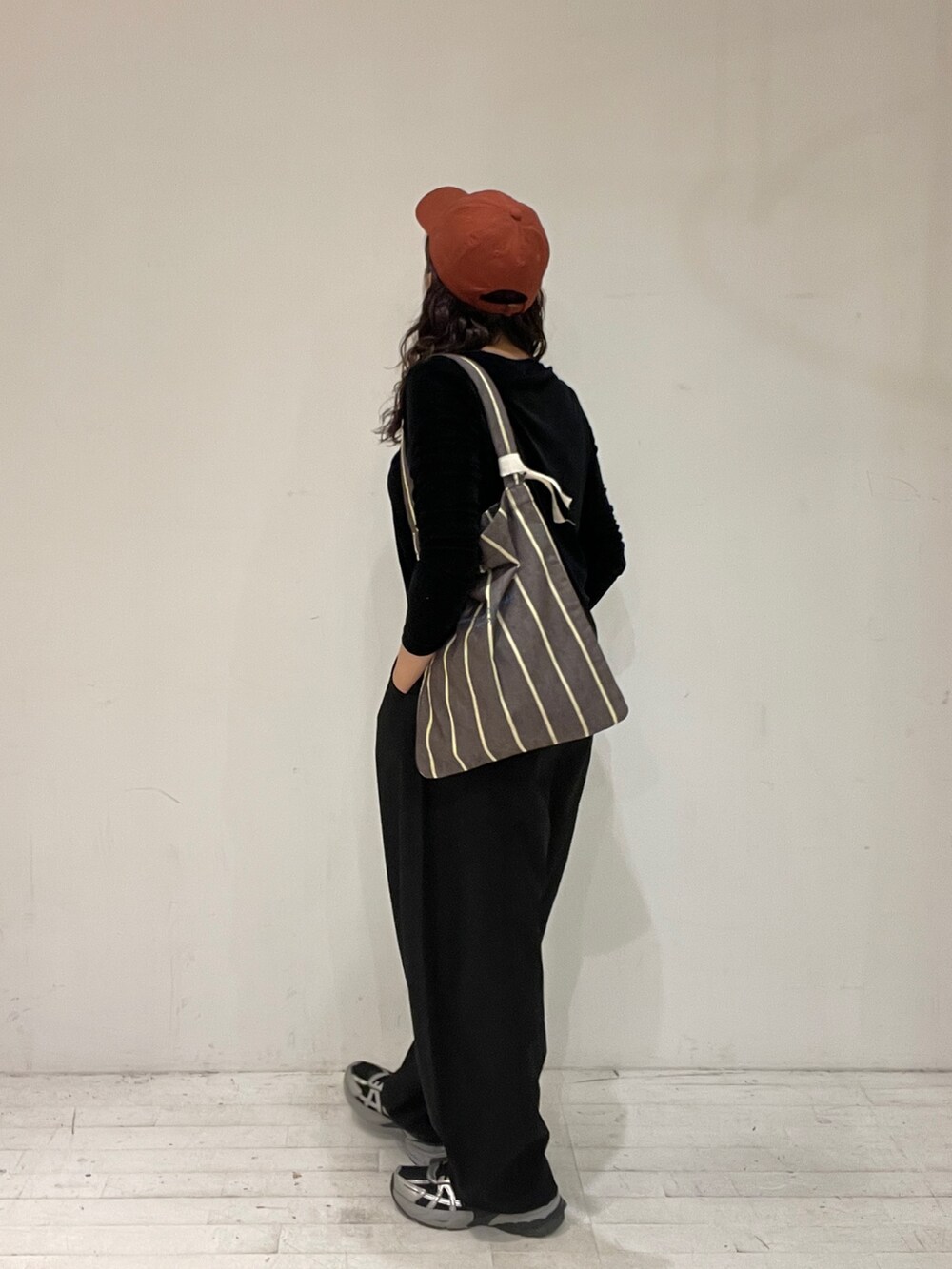 ブラック系のその他パンツ、ブラック系のTシャツ/カットソーを着用したレディースの秋コーディネートの4枚目の写真