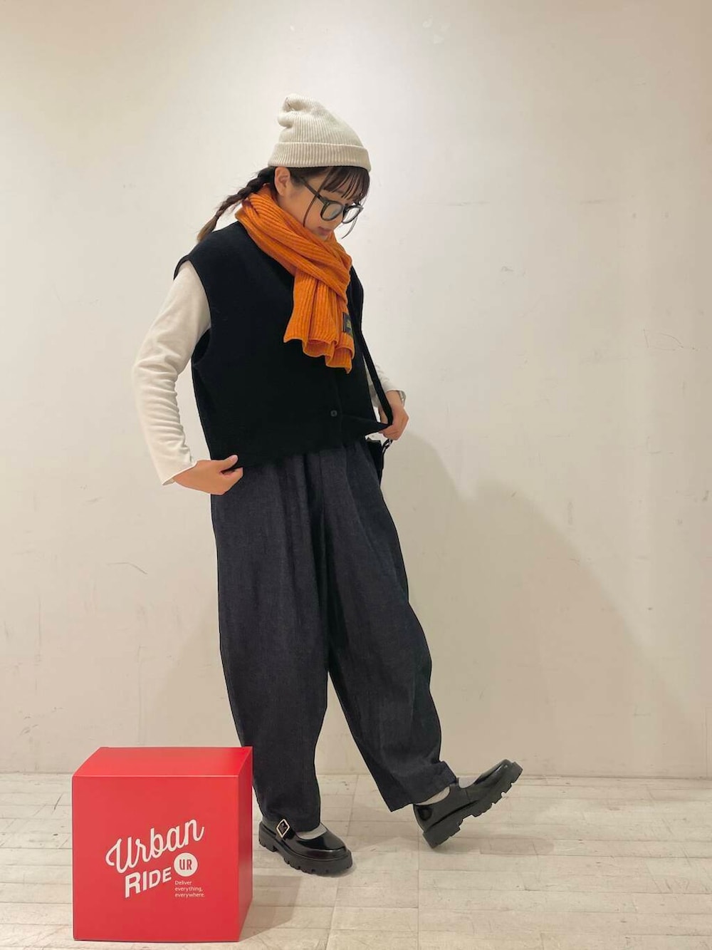 ブルー系のデニムパンツ、ホワイト系のTシャツ/カットソー、ブラック系のその他シューズを着用したレディースの冬コーディネートの2枚目の写真