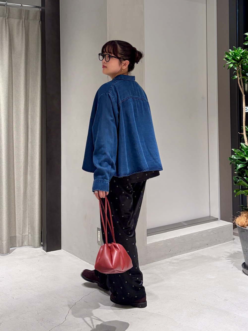 ブラック系のキャミソール、ブラック系のその他パンツ、ブラウン系のローファーを着用したレディースの秋コーディネートの3枚目の写真