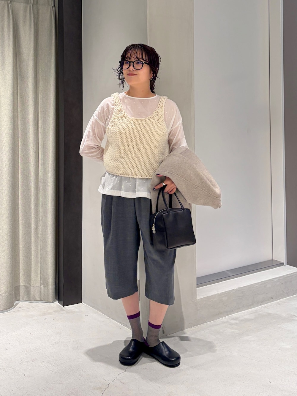 ホワイト系のベスト、ホワイト系のシャツ/ブラウス、グレー系のその他パンツを着用したレディースの秋コーディネートの5枚目の写真