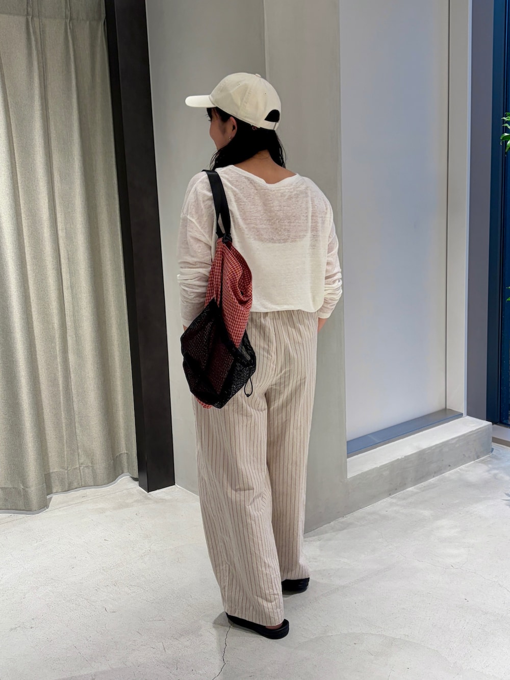 ホワイト系のTシャツ/カットソー、その他のその他パンツ、レッド系のバックパック/リュックを着用したレディースの夏コーディネートの4枚目の写真