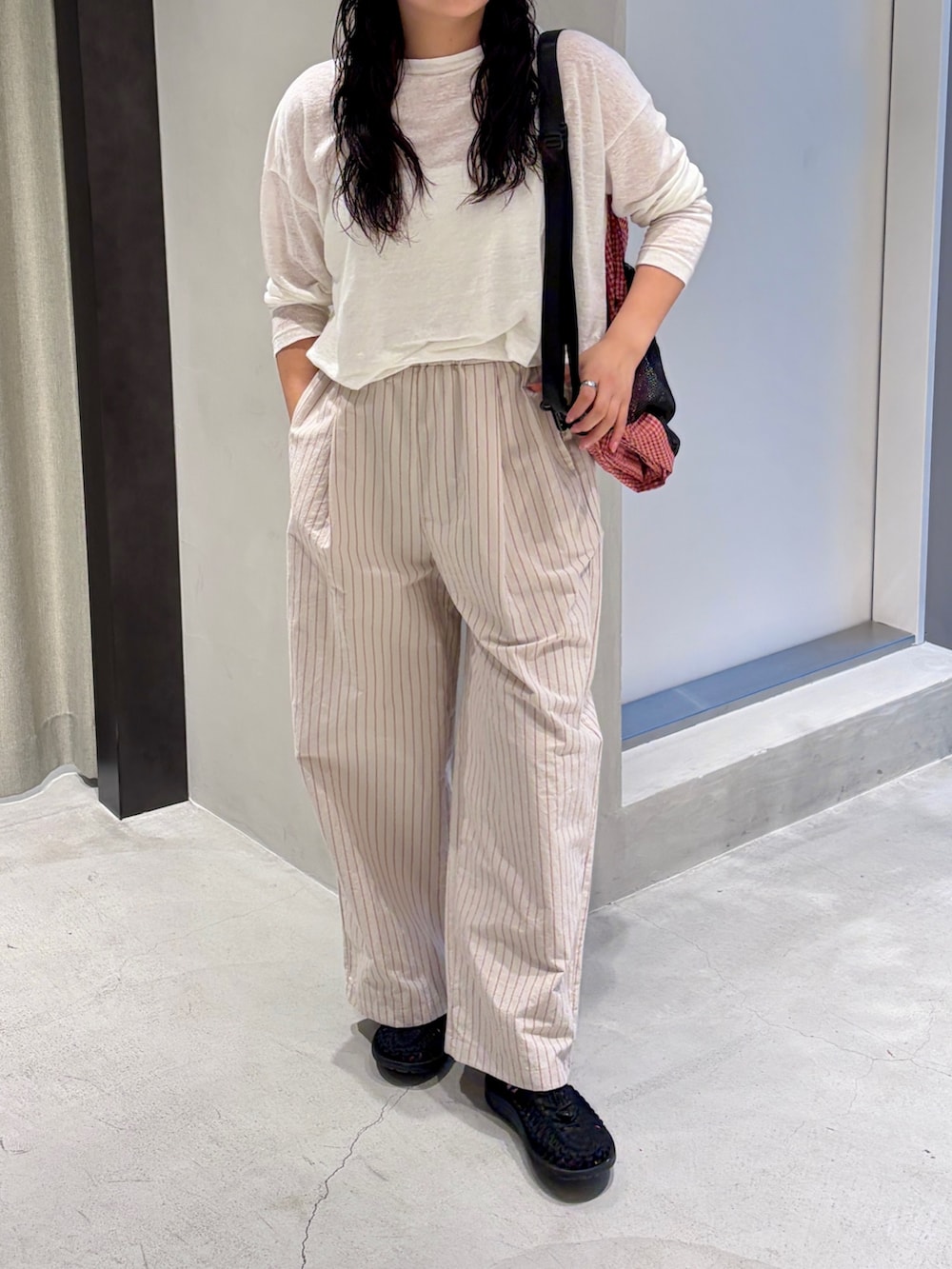 ホワイト系のTシャツ/カットソー、その他のその他パンツ、レッド系のバックパック/リュックを着用したレディースの夏コーディネートの5枚目の写真