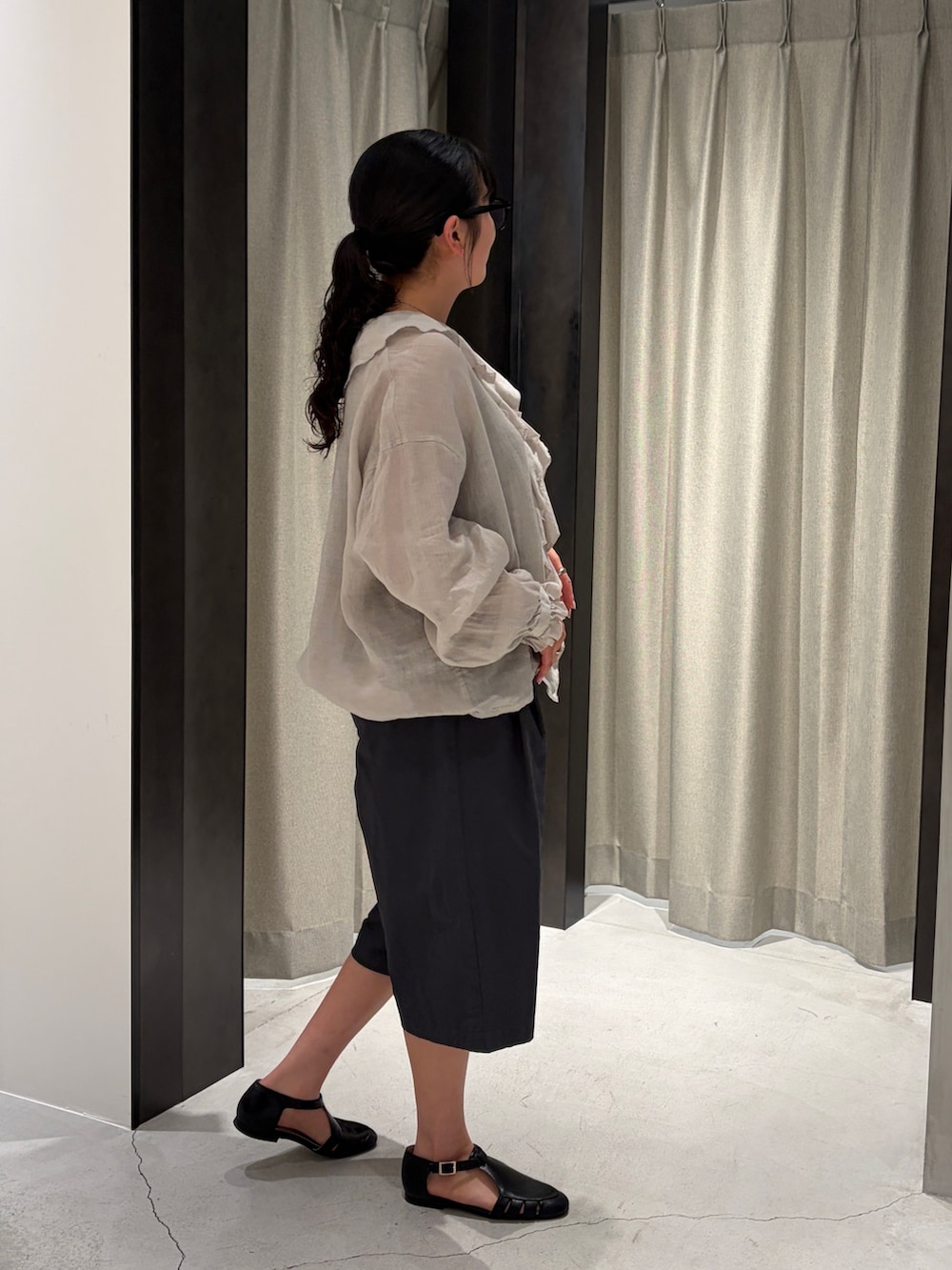 グレー系のシャツ/ブラウス、グレー系のその他パンツ、ブラック系のサンダルを着用したレディースの春コーディネートの4枚目の写真