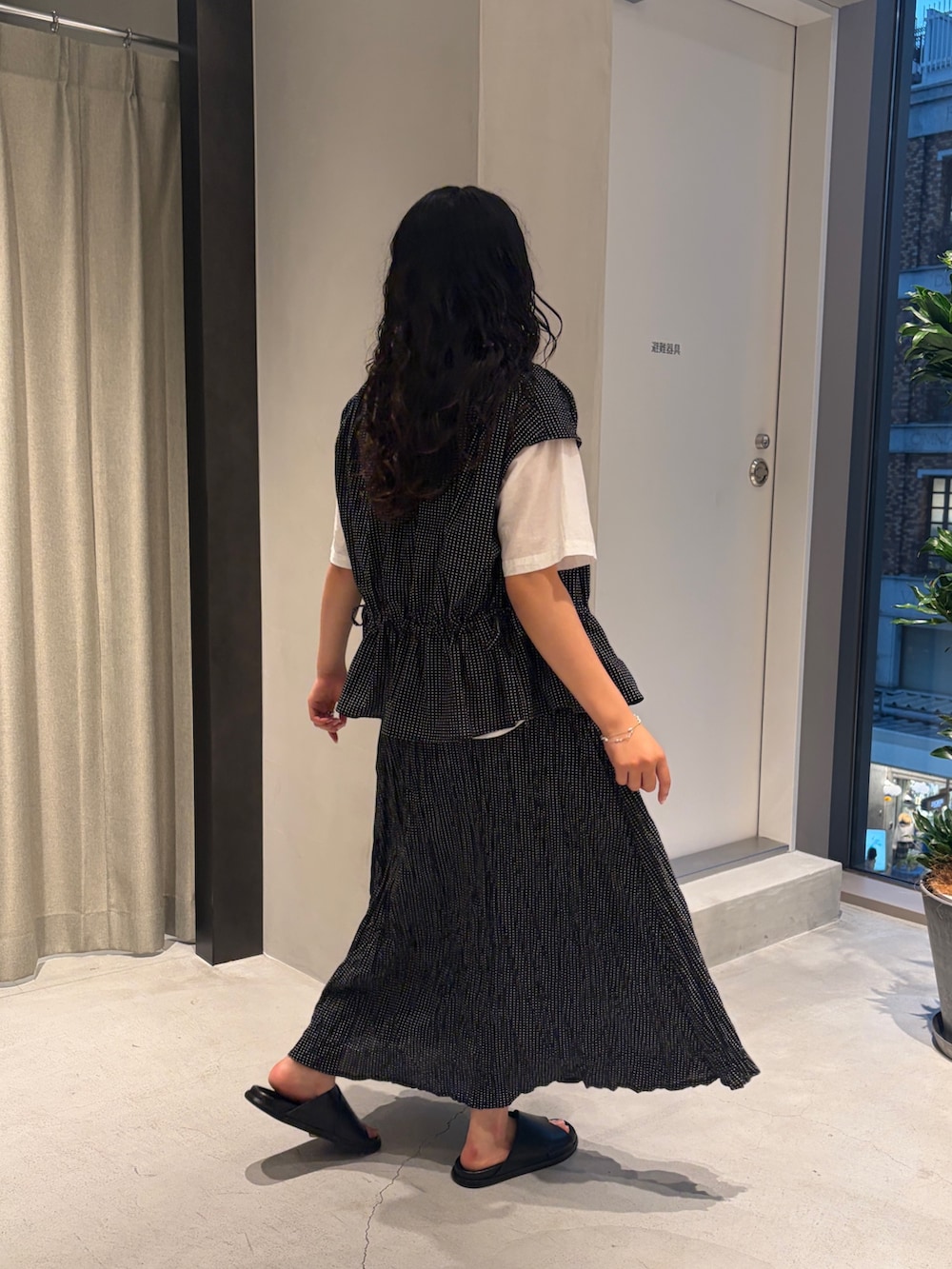 ホワイト系のシャツ/ブラウス、ブラック系のシャツ/ブラウス、ブラック系のスカートを着用したレディースの夏コーディネートの4枚目の写真