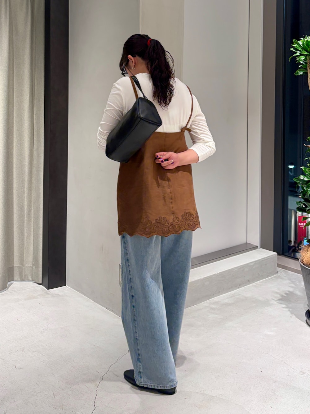 イエロー系のその他トップス、ホワイト系のTシャツ/カットソー、ブラック系のハンドバッグを着用したレディースの夏コーディネートの2枚目の写真