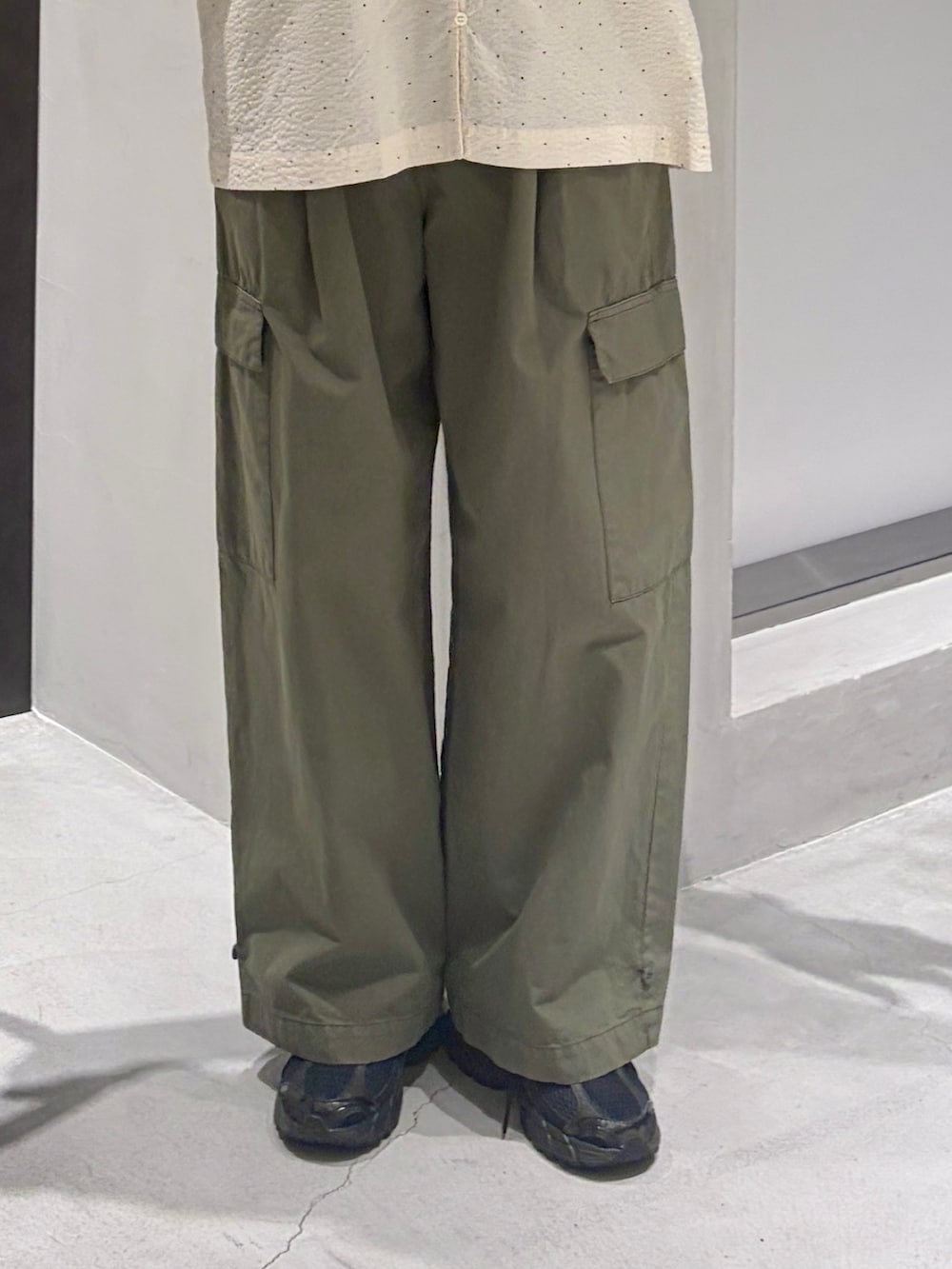 ホワイト系のシャツ/ブラウス、グリーン系のその他パンツ、ブラック系のハンドバッグを着用したレディースの秋コーディネートの7枚目の写真