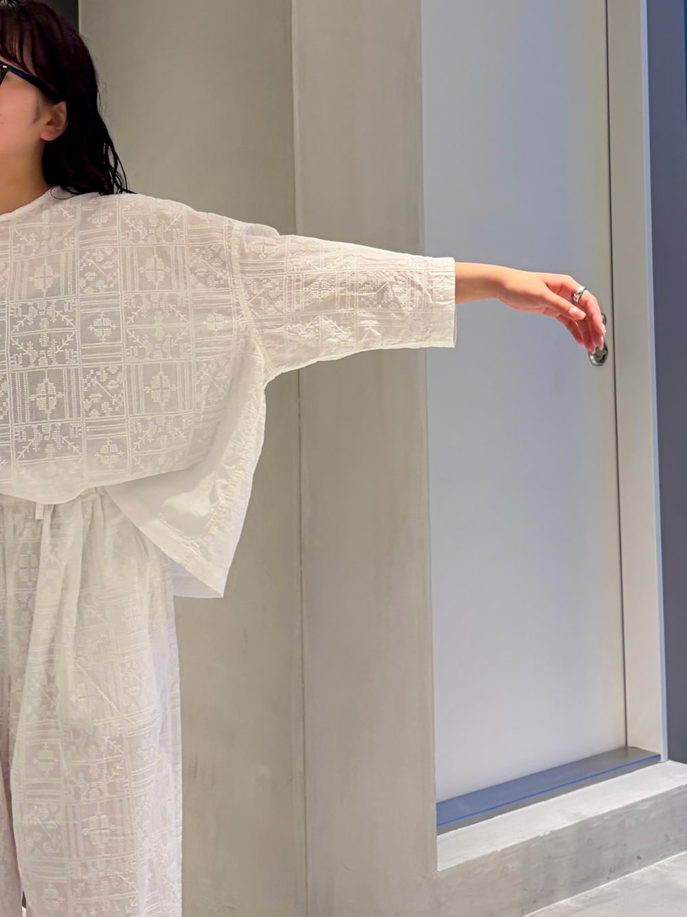 ホワイト系のシャツ/ブラウス、ホワイト系のその他パンツ、ブラック系のハンドバッグを着用したレディースの夏コーディネートの7枚目の写真