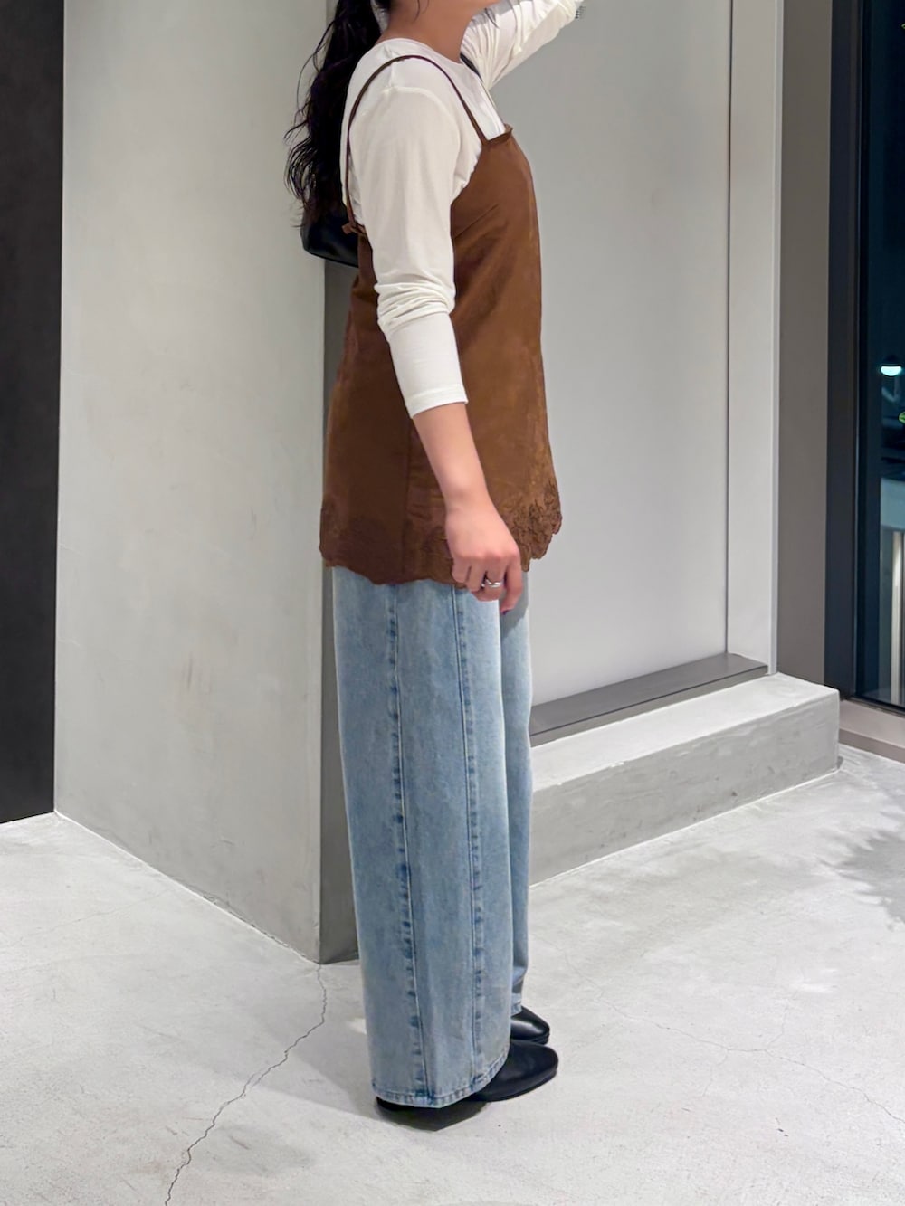 イエロー系のその他トップス、ホワイト系のTシャツ/カットソー、ブラック系のハンドバッグを着用したレディースの夏コーディネートの4枚目の写真