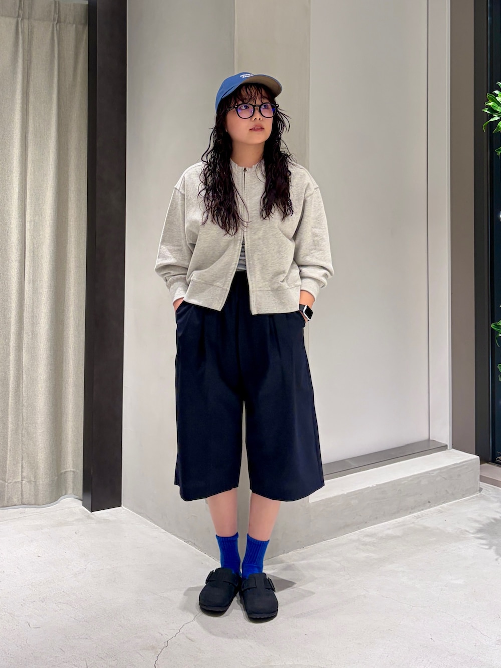 ブルー系のその他パンツ、グレー系のカーディガン/ボレロ、ブラック系のその他シューズを着用したレディースの秋コーディネートの7枚目の写真
