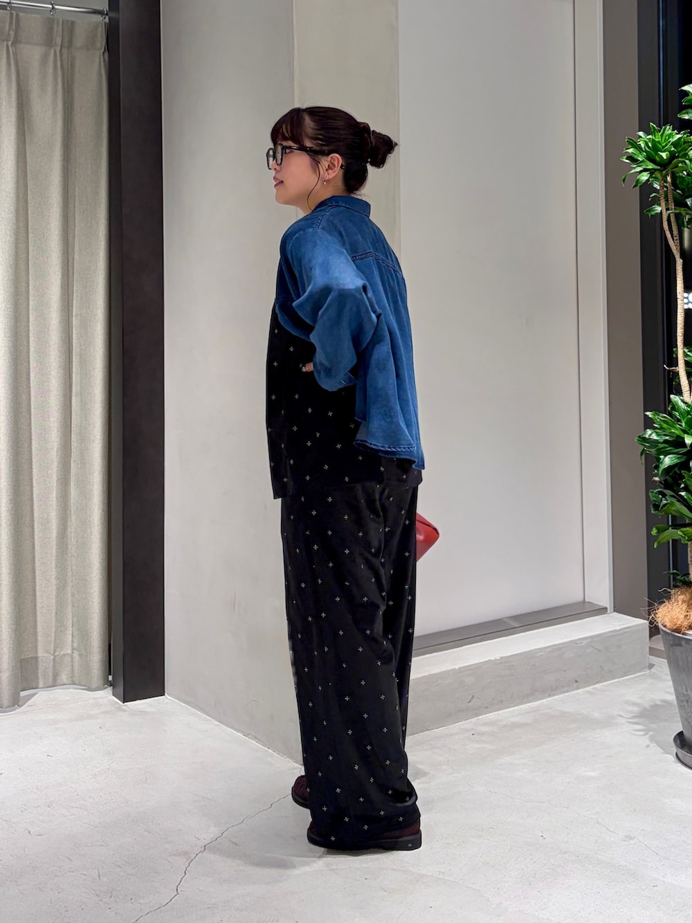 ブラック系のキャミソール、ブラック系のその他パンツ、ブラウン系のローファーを着用したレディースの秋コーディネートの4枚目の写真
