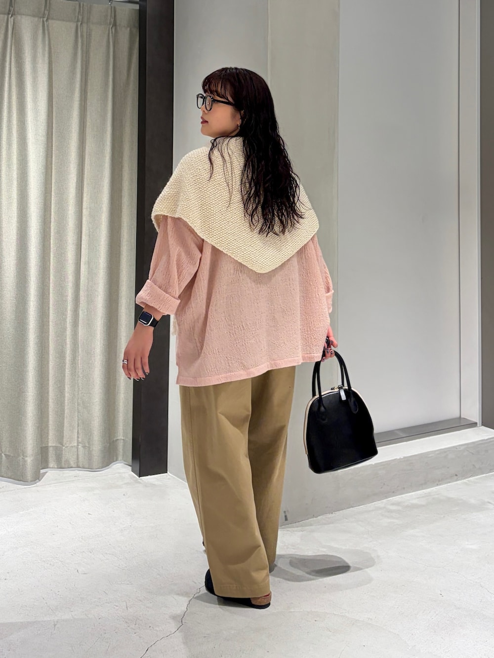 ベージュ系のその他パンツ、ブラック系のハンドバッグ、ブラック系のその他シューズを着用したレディースの秋コーディネートの3枚目の写真
