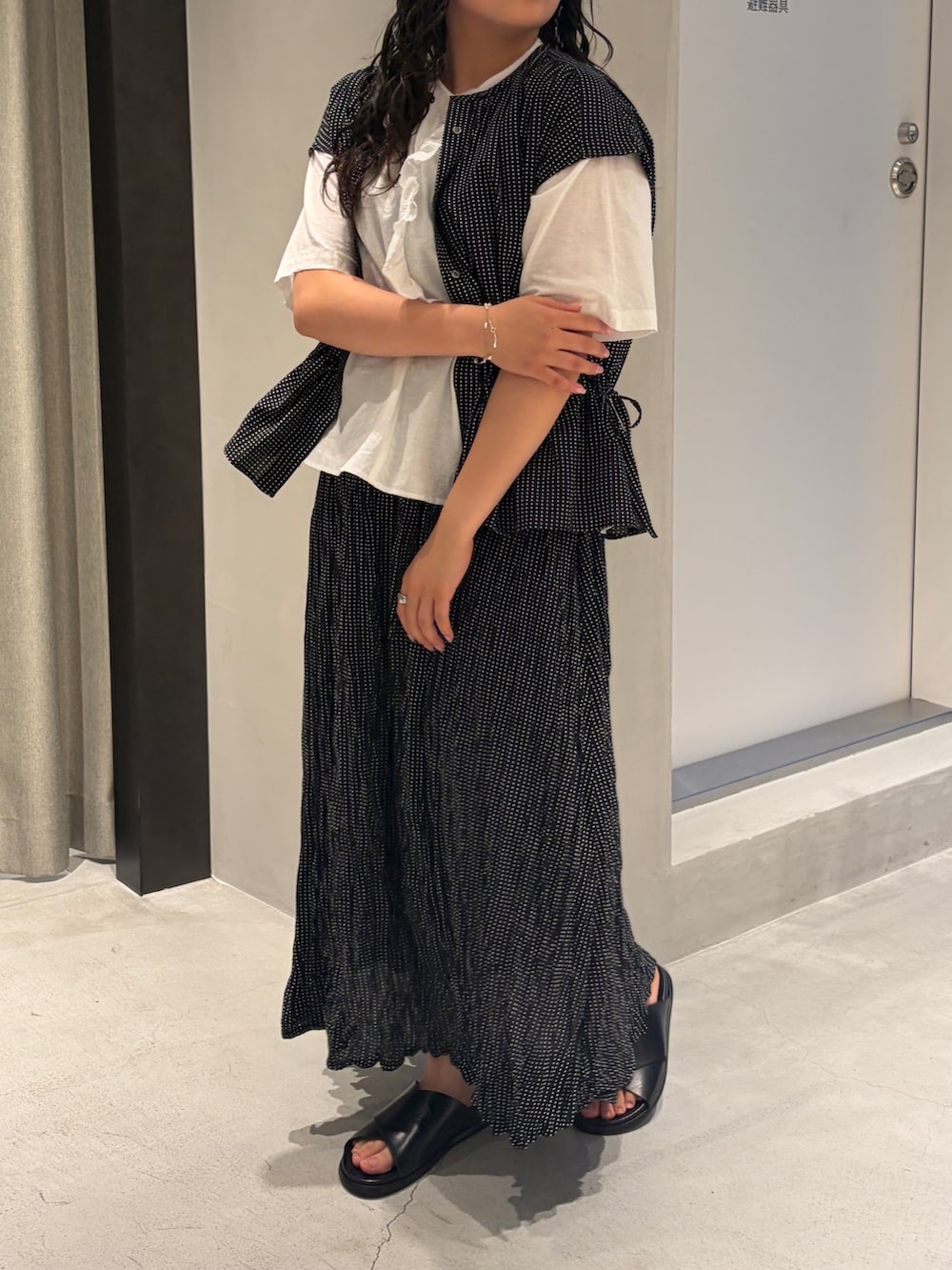 ホワイト系のシャツ/ブラウス、ブラック系のシャツ/ブラウス、ブラック系のスカートを着用したレディースの夏コーディネートの6枚目の写真