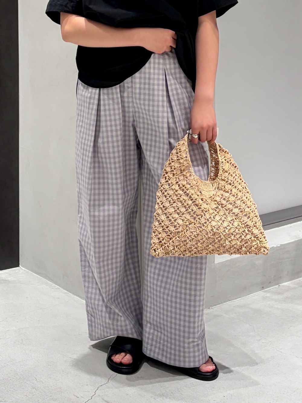 ブラック系のシャツ/ブラウス、グレー系のその他パンツ、ベージュ系のハンドバッグを着用したレディースの夏コーディネートの8枚目の写真