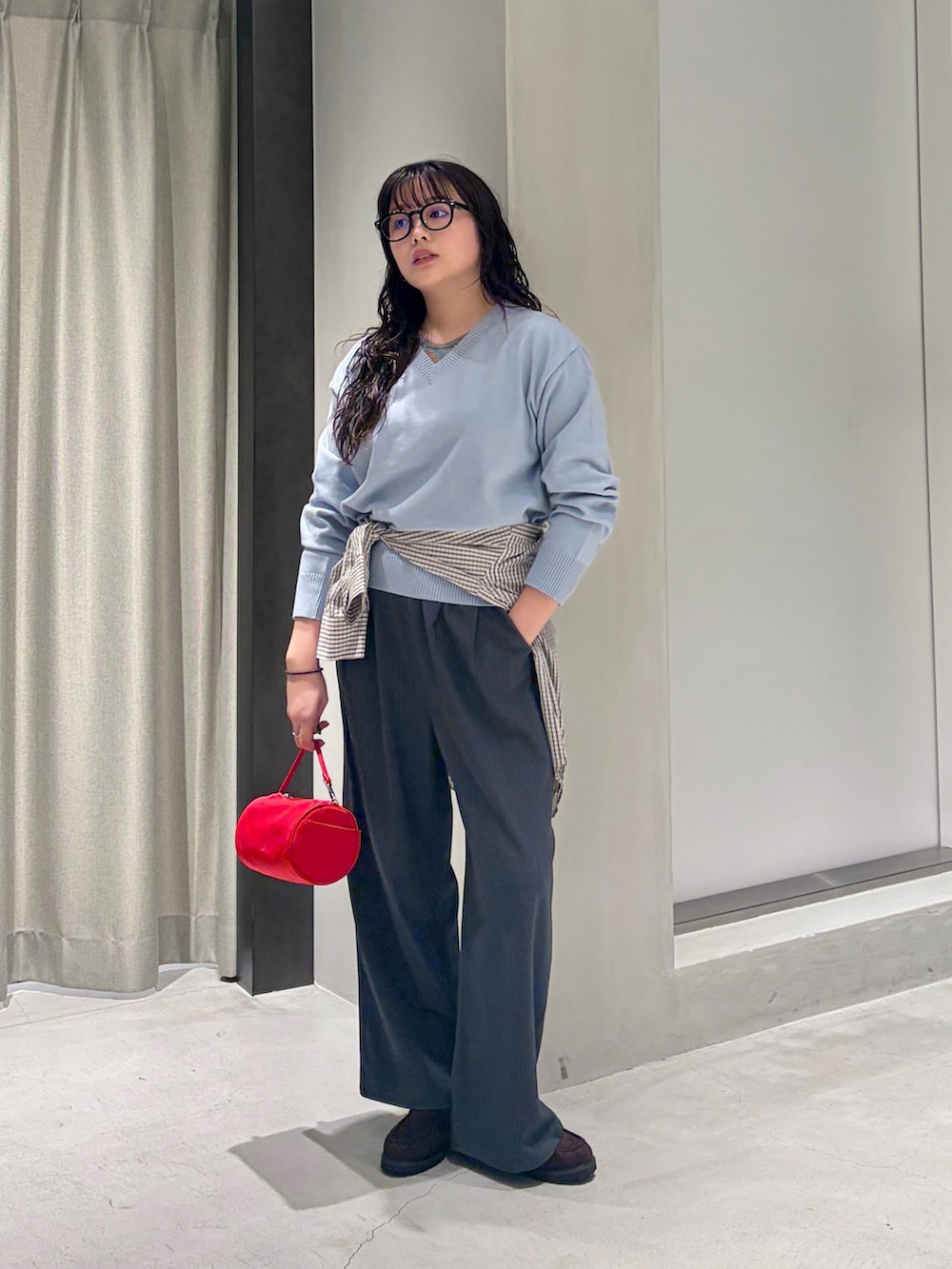グレー系のその他パンツ、ブラウン系のローファー、レッド系のハンドバッグを着用したレディースの秋コーディネートの7枚目の写真