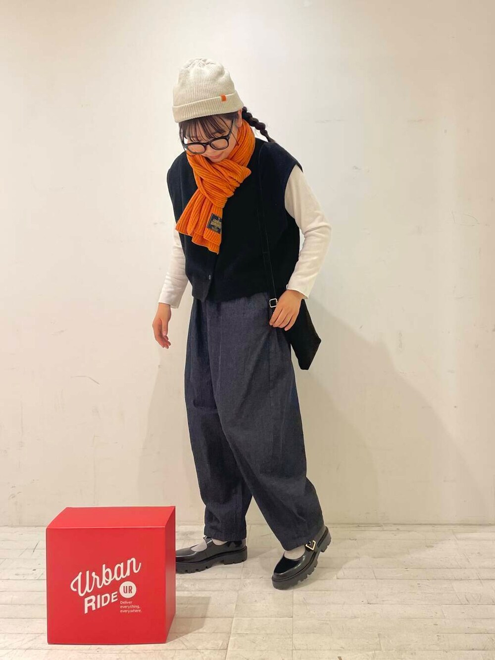 ブルー系のデニムパンツ、ホワイト系のTシャツ/カットソー、ブラック系のその他シューズを着用したレディースの冬コーディネートの3枚目の写真