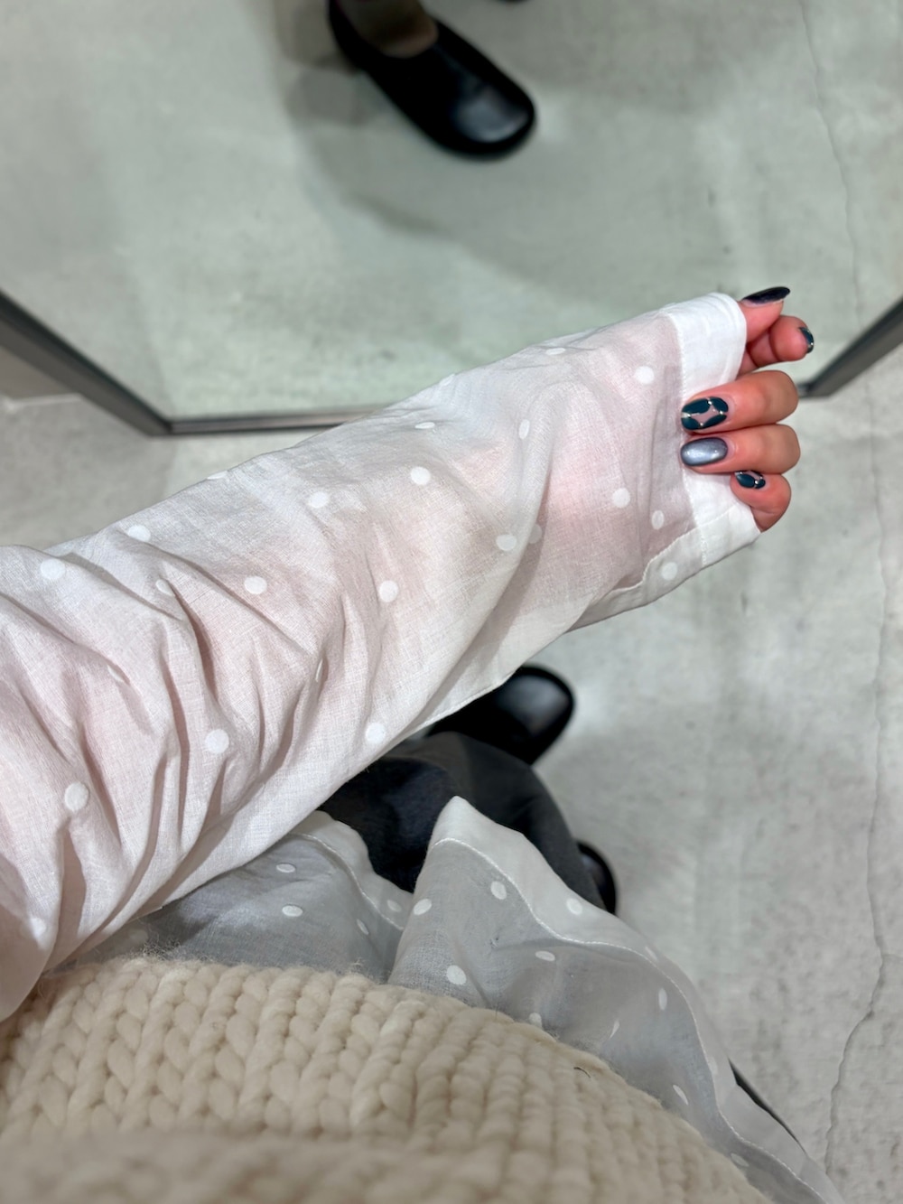 ホワイト系のベスト、ホワイト系のシャツ/ブラウス、グレー系のその他パンツを着用したレディースの秋コーディネートの7枚目の写真