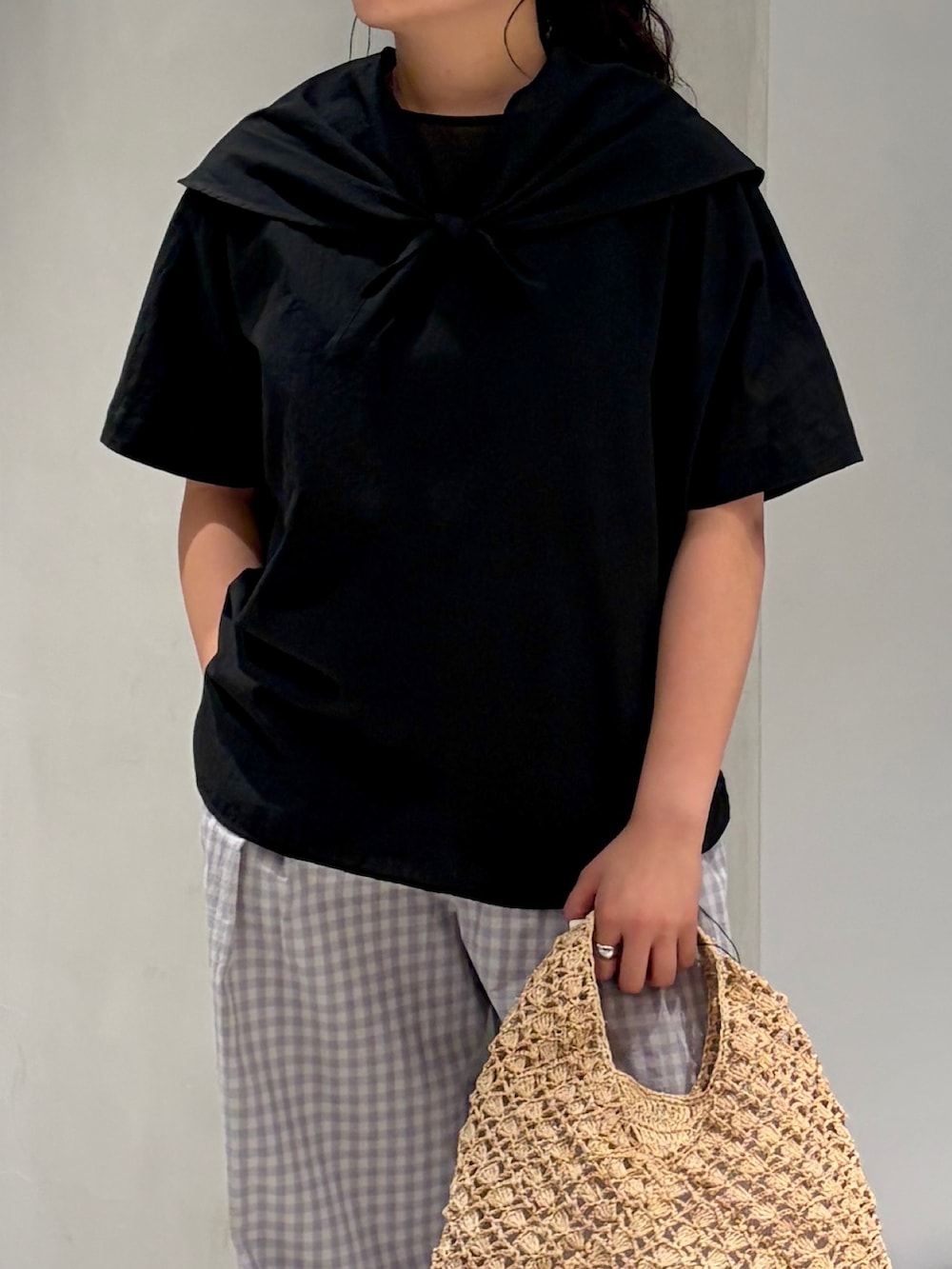 ブラック系のシャツ/ブラウス、グレー系のその他パンツ、ベージュ系のハンドバッグを着用したレディースの夏コーディネートの6枚目の写真