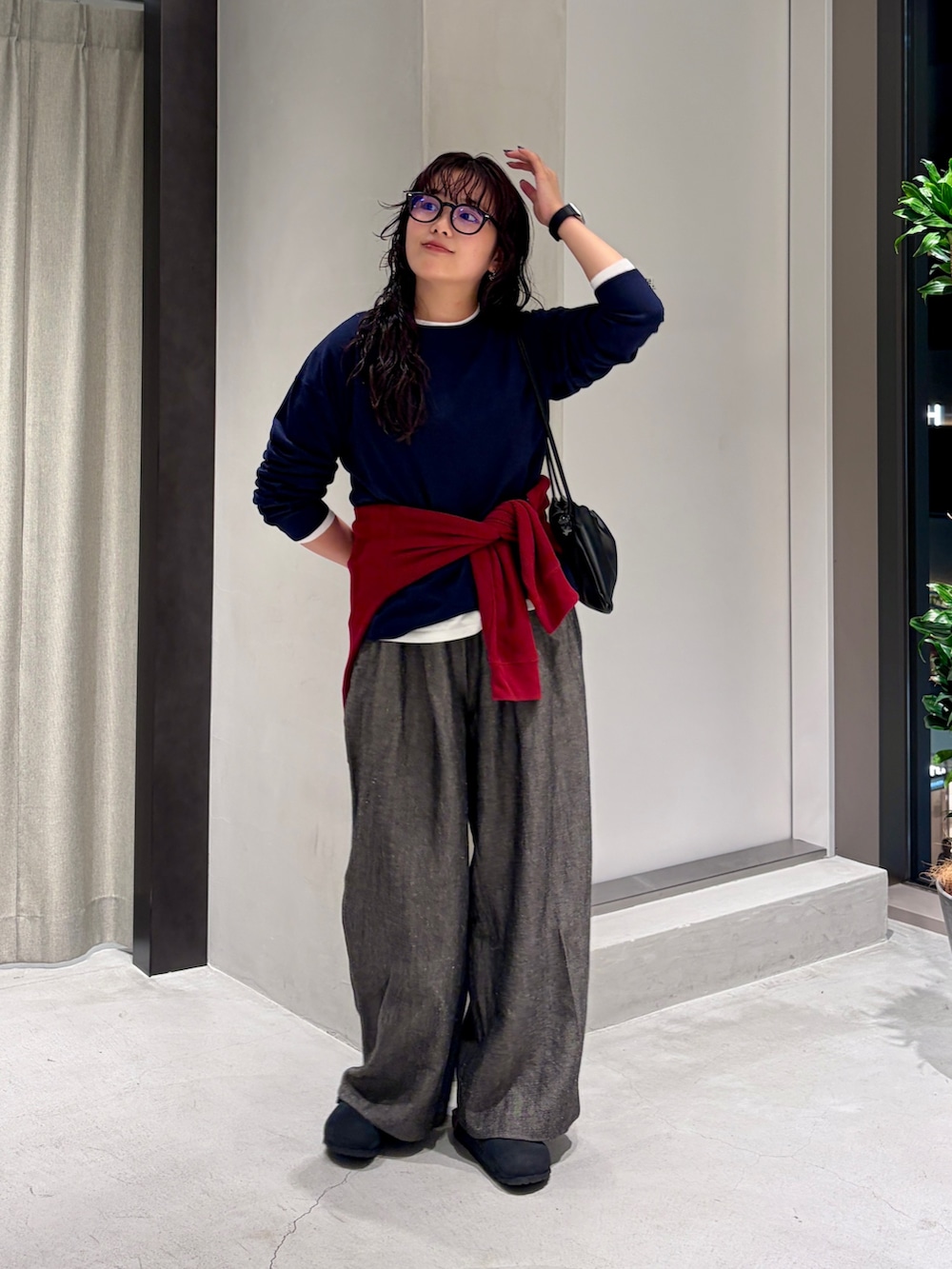 ブルー系のニット/セーター、ブラック系のその他パンツ、ブラック系のその他シューズを着用したレディースの秋コーディネートの5枚目の写真