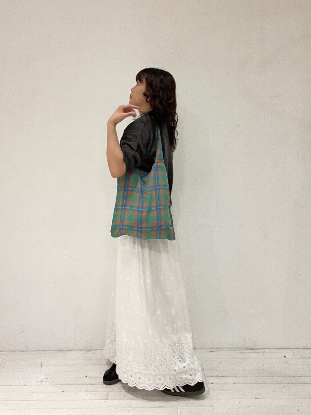 グレー系のポロシャツ、ホワイト系のその他パンツ、その他のトートバッグを着用したレディースの秋コーディネートの2枚目の写真