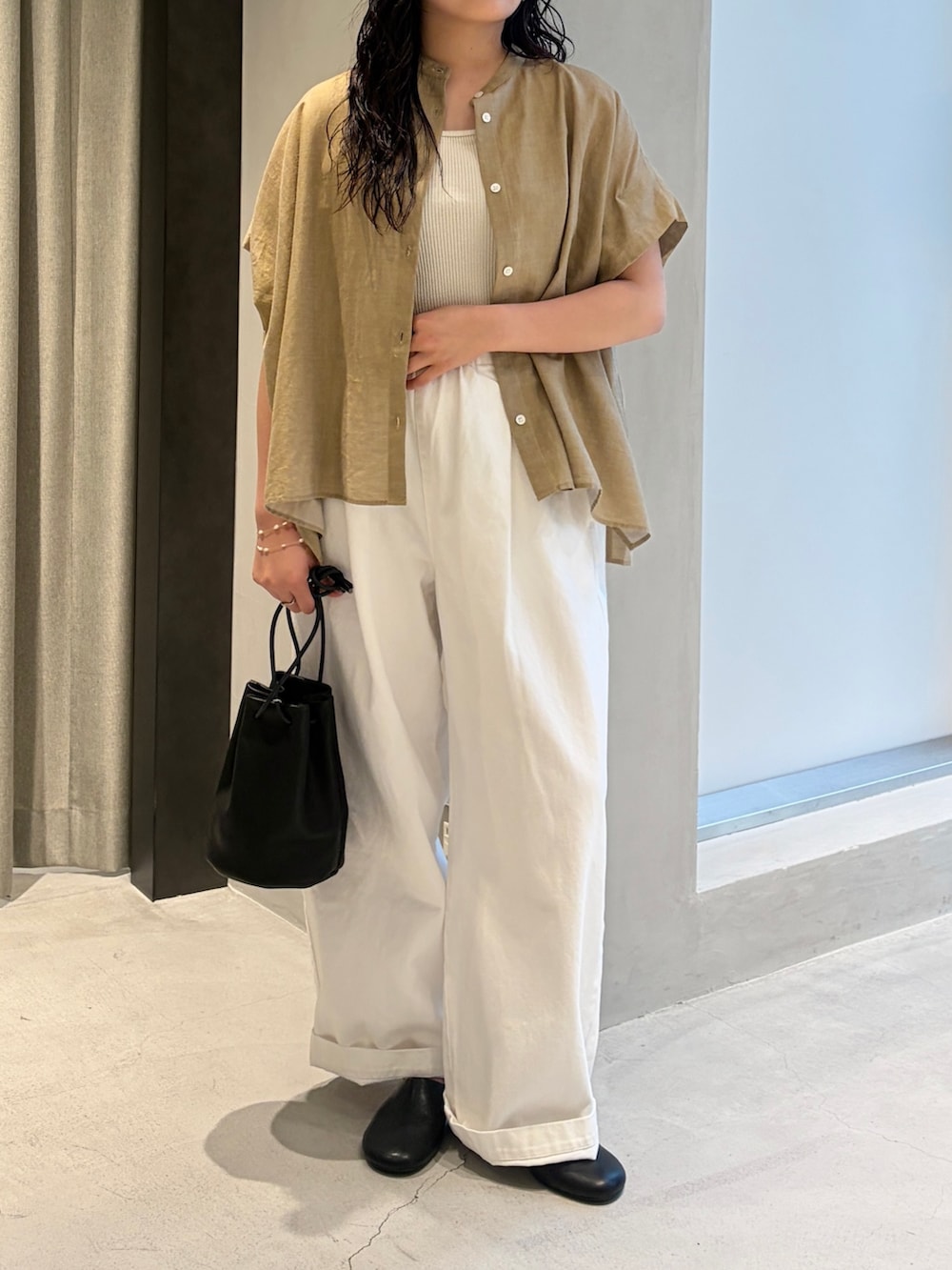 ホワイト系のその他パンツ、ブラック系のその他シューズ、ベージュ系のシャツ/ブラウスを着用したレディースの夏コーディネートの4枚目の写真