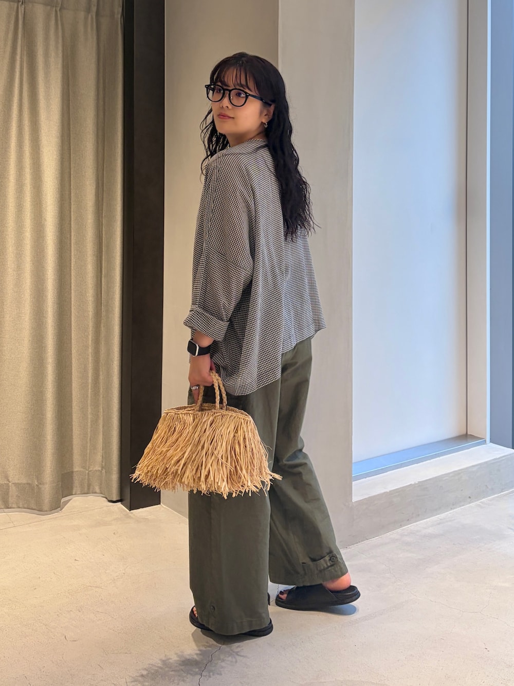 その他のシャツ/ブラウス、ベージュ系のハンドバッグ、グリーン系のその他パンツを着用したレディースの夏コーディネートの2枚目の写真