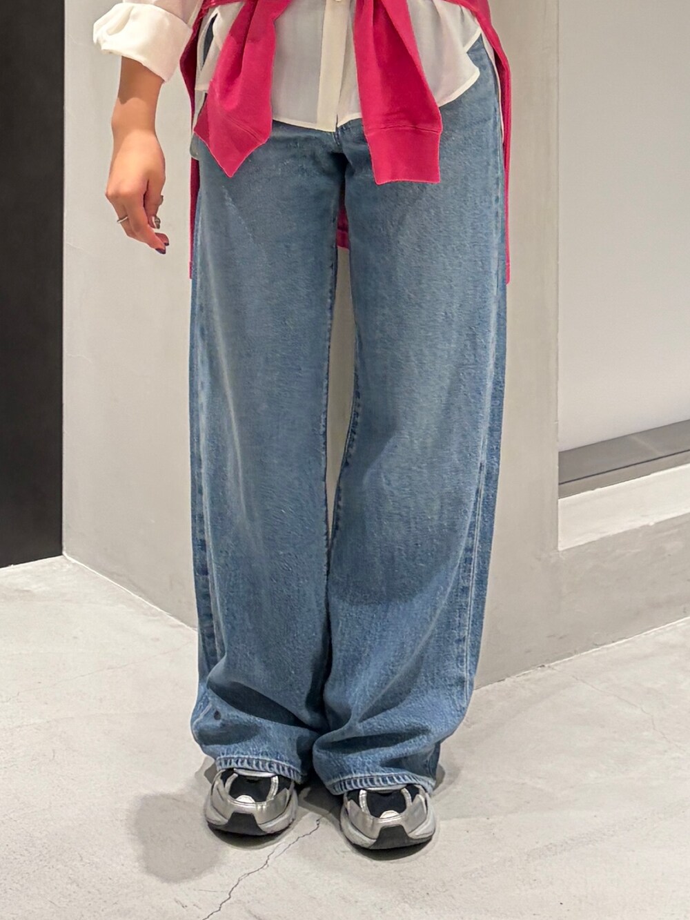 ホワイト系のシャツ/ブラウス、グレー系のタンクトップ、ブルー系のデニムパンツを着用したレディースの夏コーディネートの6枚目の写真