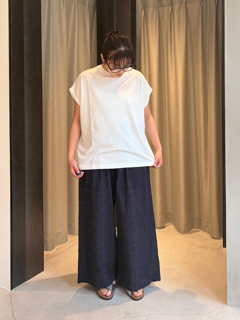 ホワイト系のTシャツ/カットソー、ブルー系のその他パンツ、イエロー系のカーディガン/ボレロを着用したレディースの夏コーディネートの6枚目の写真