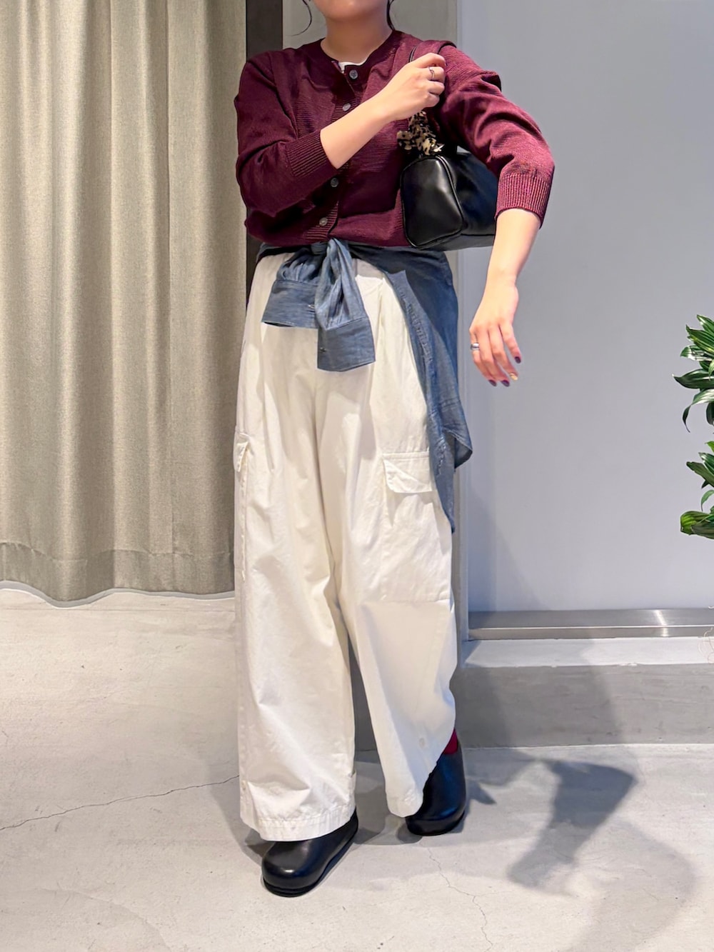ブラック系のその他シューズ、ホワイト系のその他パンツ、ホワイト系のタンクトップを着用したレディースの秋コーディネートの2枚目の写真