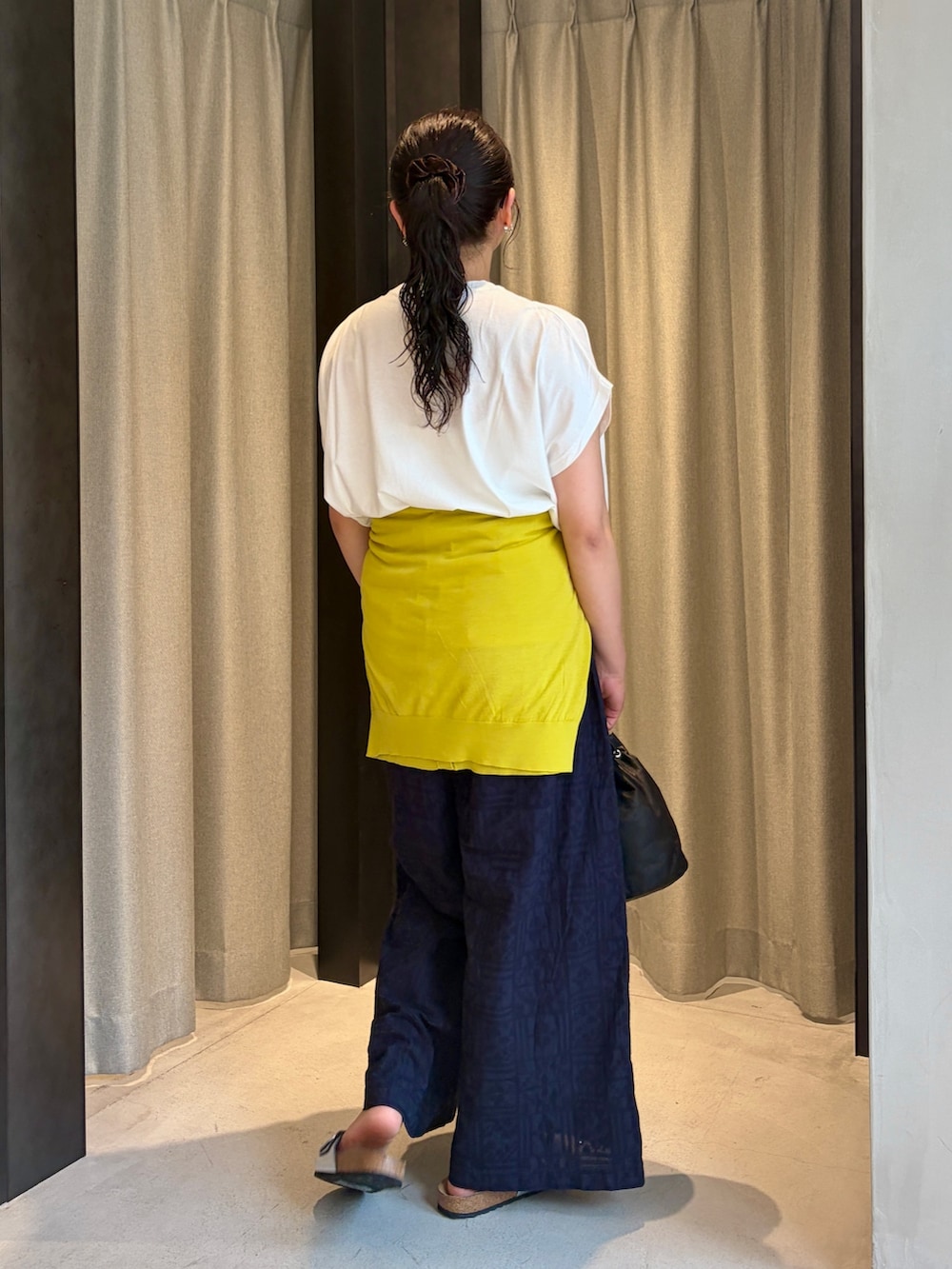 ホワイト系のTシャツ/カットソー、ブルー系のその他パンツ、イエロー系のカーディガン/ボレロを着用したレディースの夏コーディネートの5枚目の写真