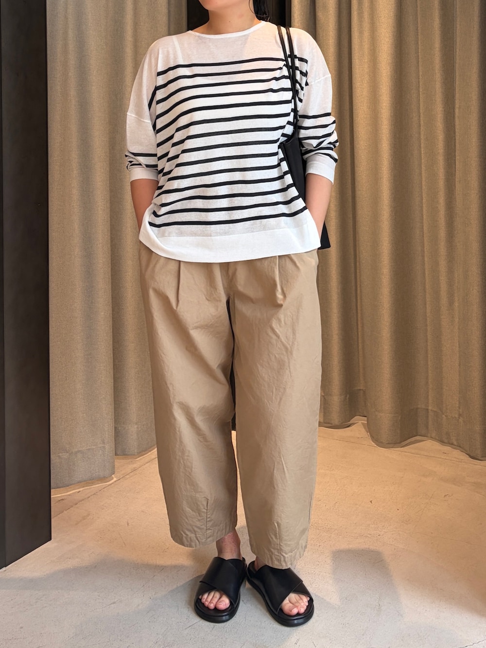 ベージュ系のその他パンツ、ブラック系のサンダル、ブラック系のトートバッグを着用したレディースの夏コーディネートの6枚目の写真