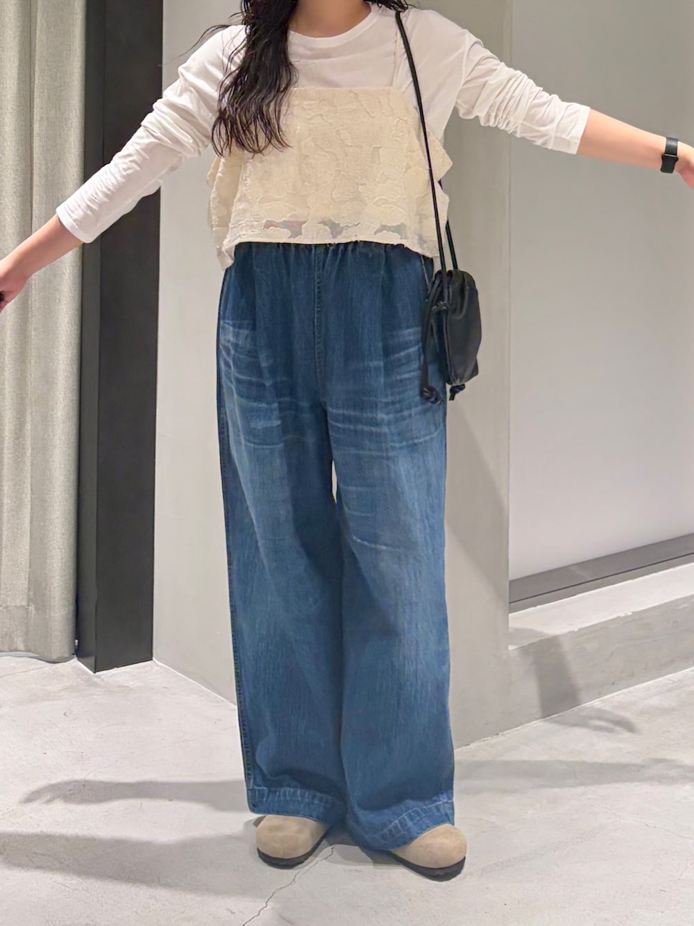 ホワイト系のキャミソール、ホワイト系のTシャツ/カットソー、ベージュ系のその他シューズを着用したレディースの秋コーディネートの5枚目の写真