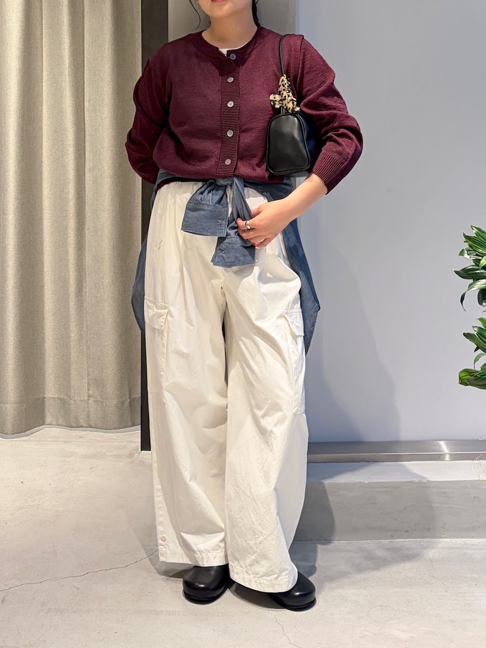 ブラック系のその他シューズ、ホワイト系のその他パンツ、ホワイト系のタンクトップを着用したレディースの秋コーディネートの3枚目の写真