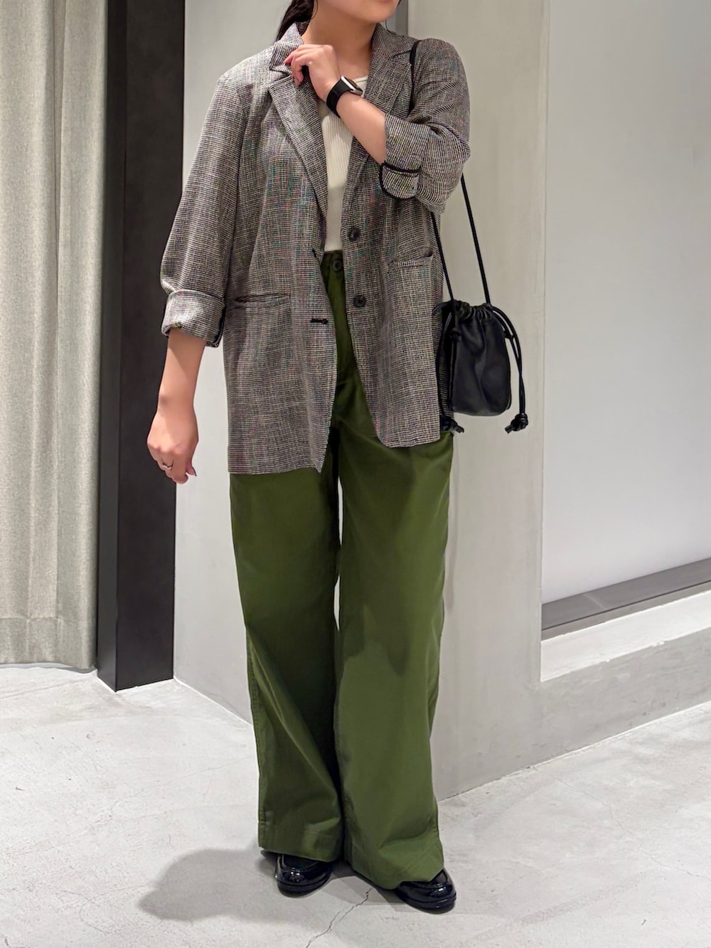グリーン系のその他パンツ、グレー系のその他アウター、ホワイト系のタンクトップを着用したレディースの夏コーディネートの5枚目の写真