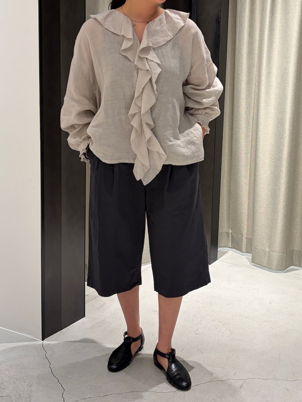 グレー系のシャツ/ブラウス、グレー系のその他パンツ、ブラック系のサンダルを着用したレディースの春コーディネートの3枚目の写真