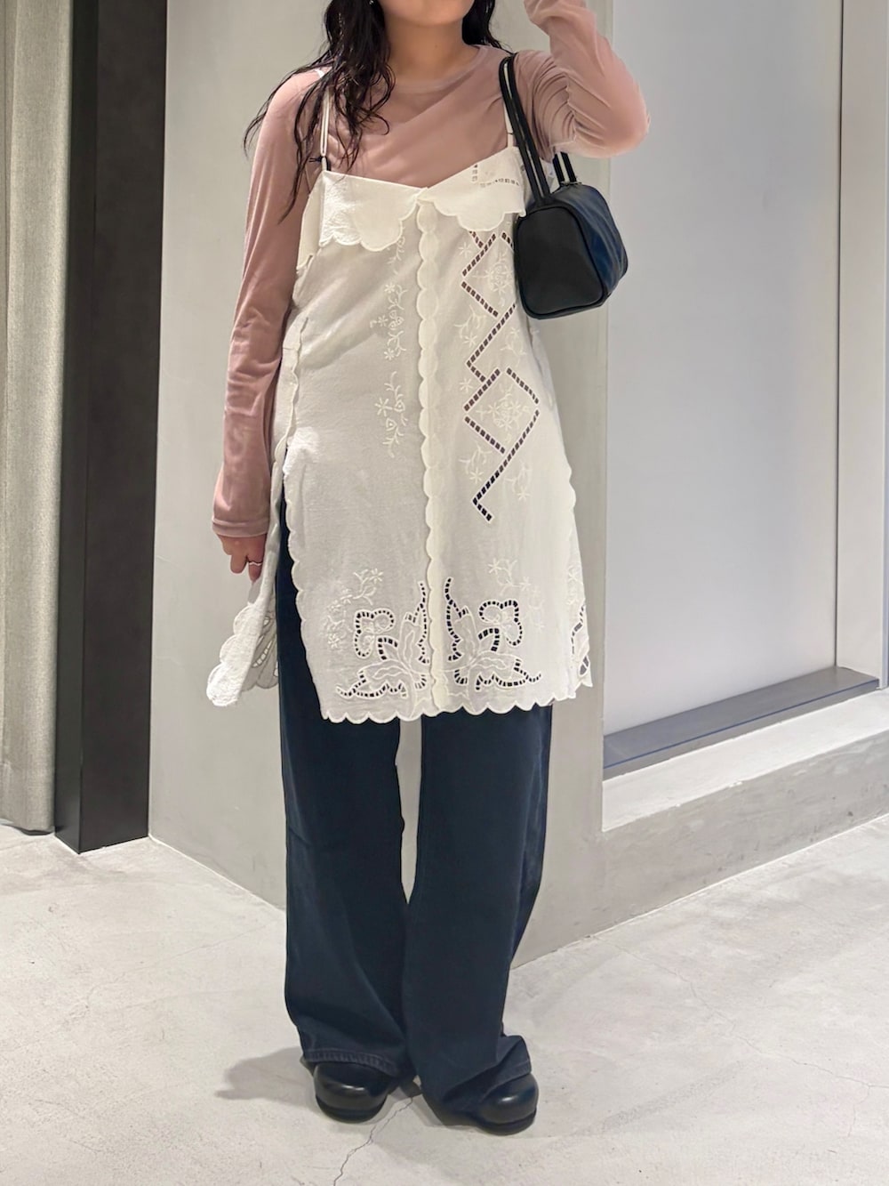 ピンク系のTシャツ/カットソー、ブラック系のその他シューズ、ブラック系のハンドバッグを着用したレディースの夏コーディネートの5枚目の写真