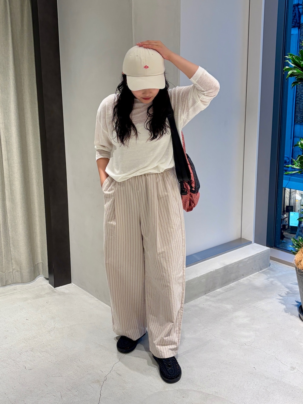 ホワイト系のTシャツ/カットソー、その他のその他パンツ、レッド系のバックパック/リュックを着用したレディースの夏コーディネートの2枚目の写真