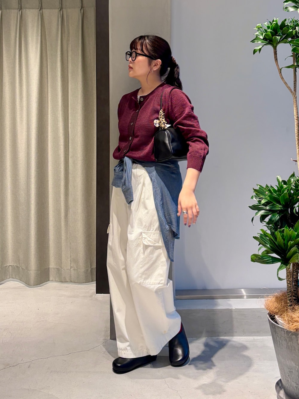 ブラック系のその他シューズ、ホワイト系のその他パンツ、ホワイト系のタンクトップを着用したレディースの秋コーディネートの5枚目の写真