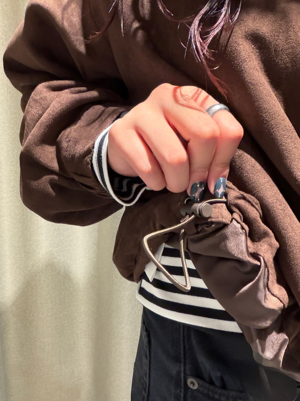ホワイト系のTシャツ/カットソー、イエロー系のハンドバッグ、ブラウン系のブルゾンを着用したレディースの秋コーディネートの5枚目の写真
