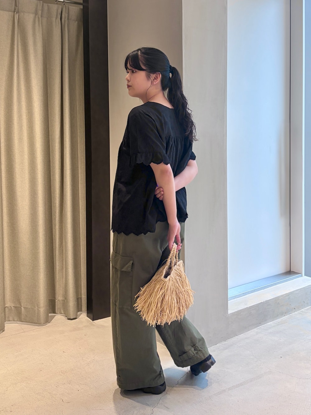 ブラック系のシャツ/ブラウス、グリーン系のその他パンツ、ベージュ系のハンドバッグを着用したレディースの夏コーディネートの5枚目の写真
